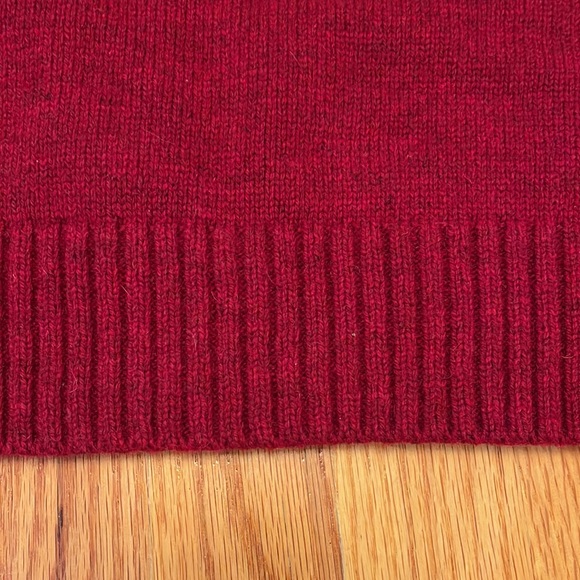 NWT H&M Men's Red Abstract Crewneck Sweater - Great for Fall, Winter, Holidays - Picture 9 of 10